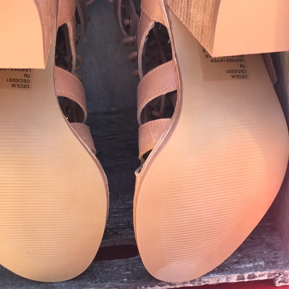 🆕 Cute and Stylish Cut-out Caged Sandals Size 7 - Picture 7 of 8